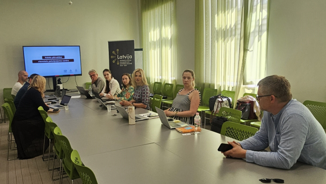 Sapulce ar cilvēkiem ap galdu