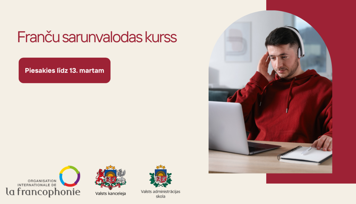 Bildē:Puisis sarkanā džemperī ar baltām austiņām sēž un skatās portatīvajā datorā