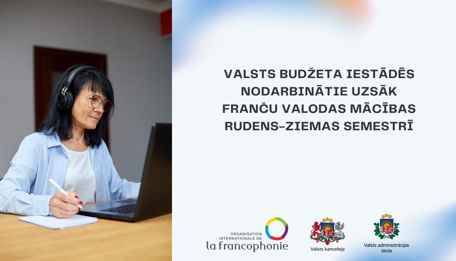 dekoratīva bilde ar sievieti ar austinām sēžot pie datora
