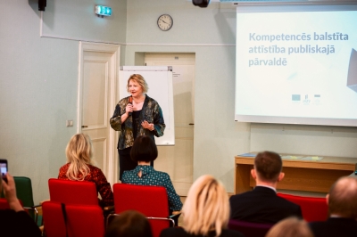 Agita Kalviņa prezentē auditorijai par kompetenču modeļu izstrādi