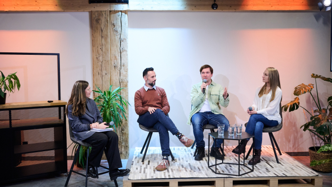 Attēlā pasākuma dalībnieki diskusijā