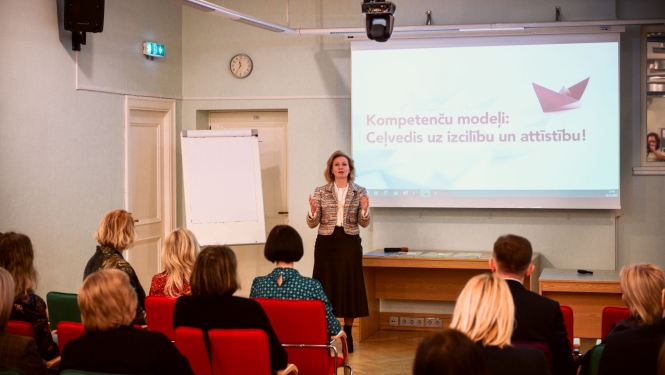 Lektore prezentē auditorijā