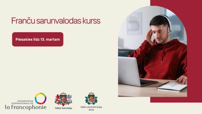 Bildē:Puisis sarkanā džemperī ar baltām austiņām sēž un skatās portatīvajā datorā