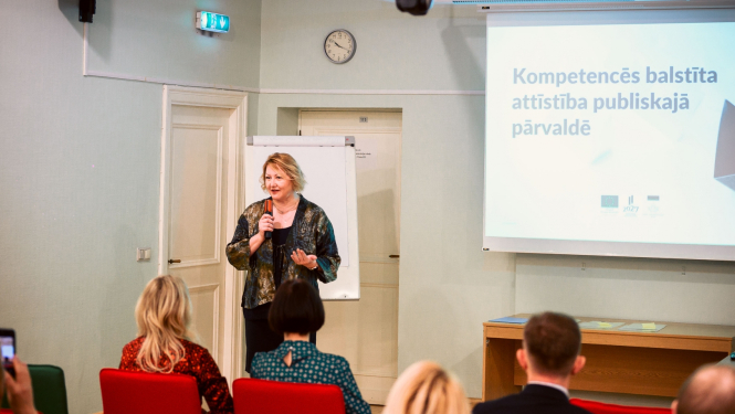 Agita Kalviņa prezentē auditorijai par kompetenču modeļu izstrādi