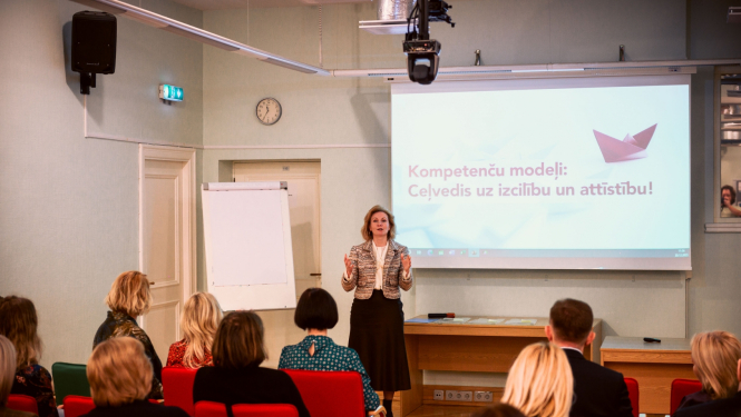 Lektore prezentē auditorijā