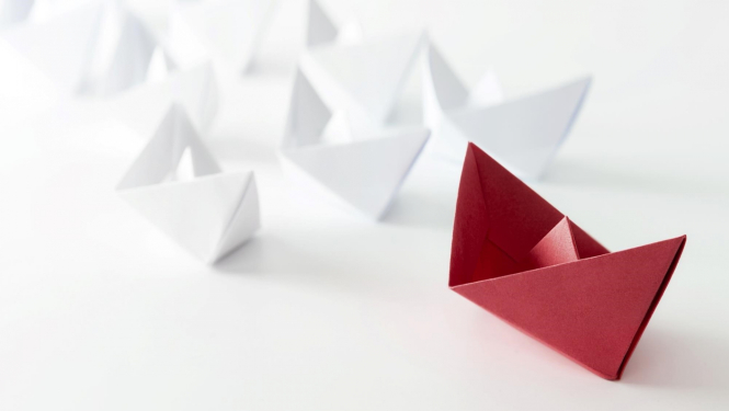 sarkani un balti papīra kuģīši