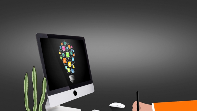 Dators, augs, kafijas krūze cilvēkam rokā