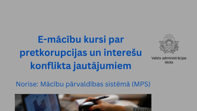 Persona strādā ar portotīvo datoru