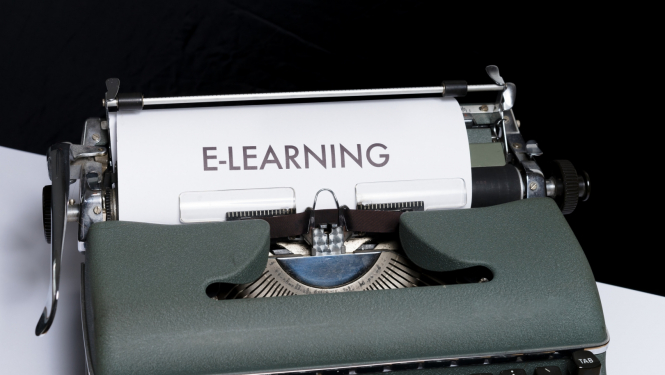Rakstāmašīna, uzraksts E-learning