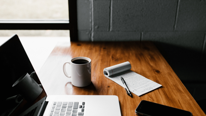 Dators, krūze, piezīmju klade