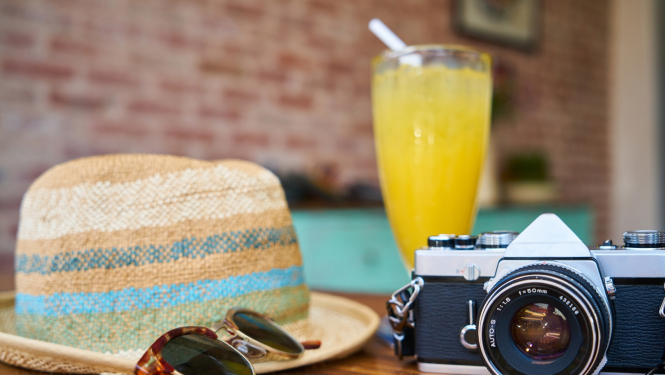 fotoaparāts, cepure, saulesbrilles