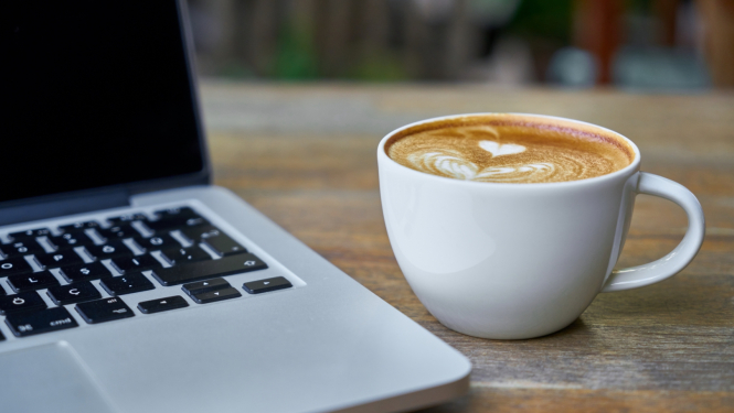 dators un kafijas krūze