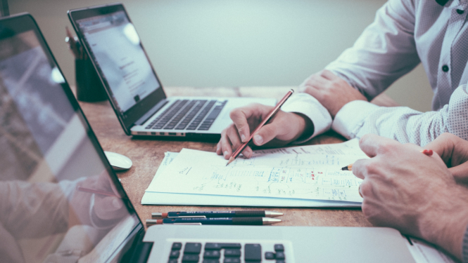 vīrietis pie personālā datora