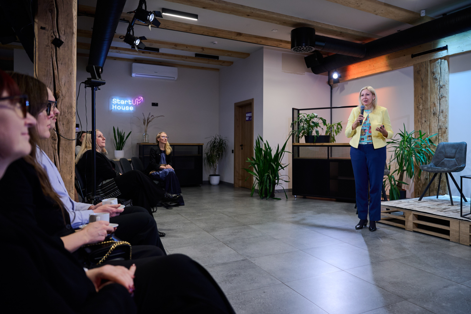 Attēlā pasākuma lektore