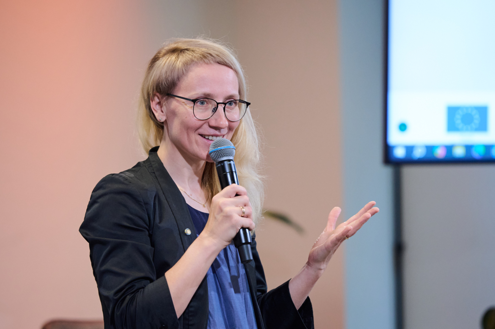 Attēlā Rigatech Girls vadītāja