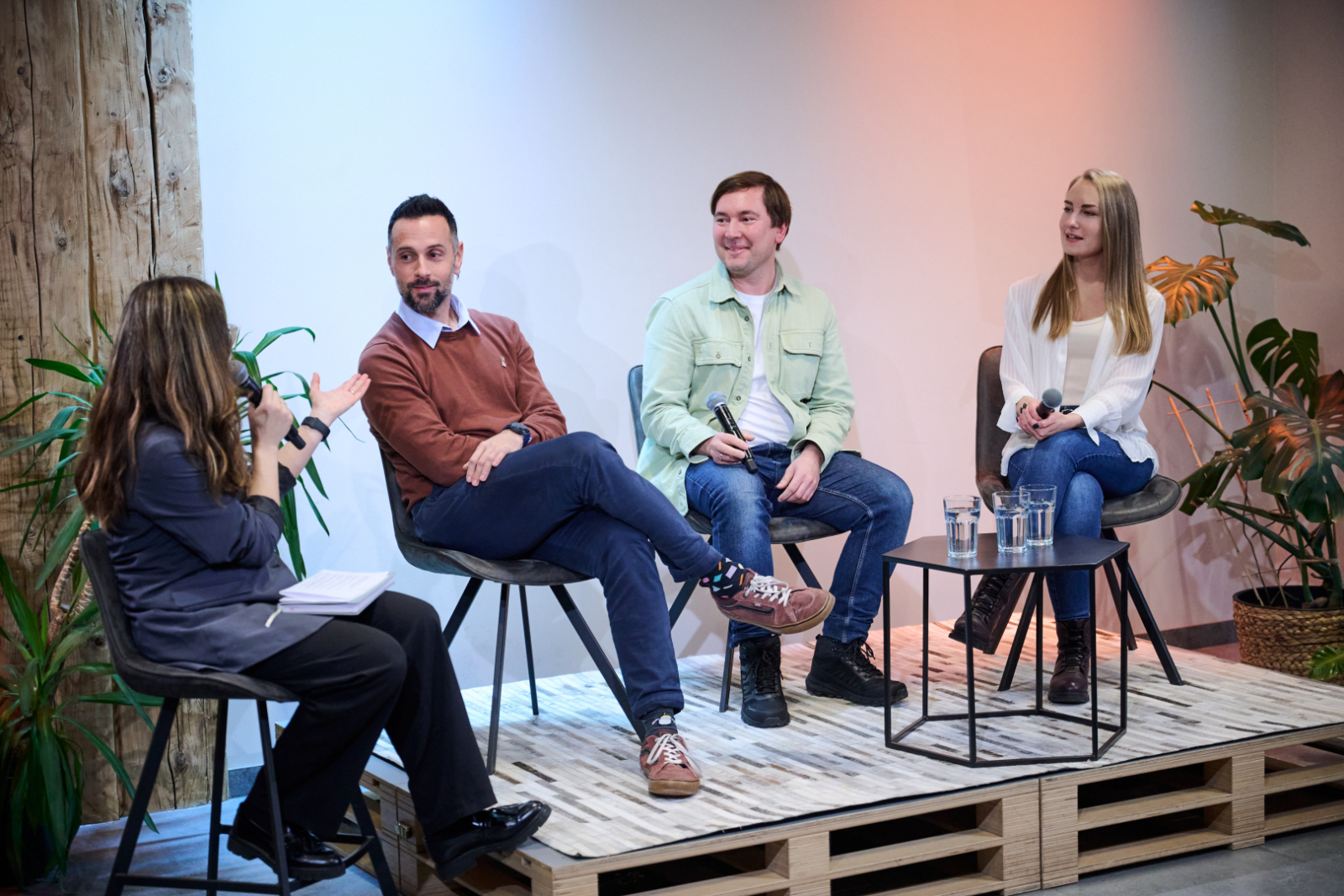 Attēlā pasākuma dalībnieki diskusijā