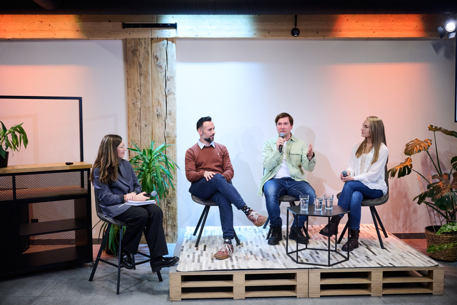 Attēlā pasākuma dalībnieki diskusijā