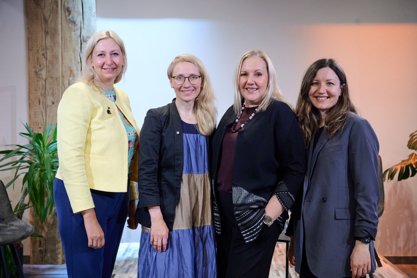 Attēlā pasākuma lektori un Digitālās akadēmijas vadītāja