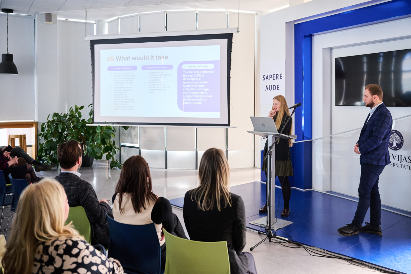 Auditorija ar vebināra dalībniekiem