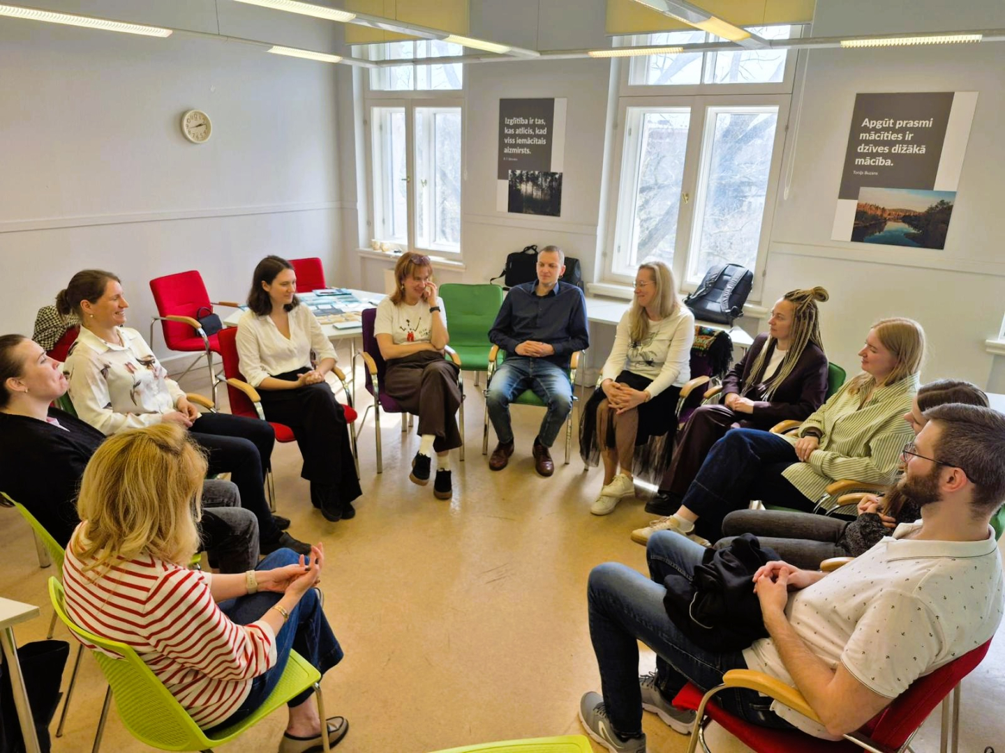 Mācību dalībnieki aplī