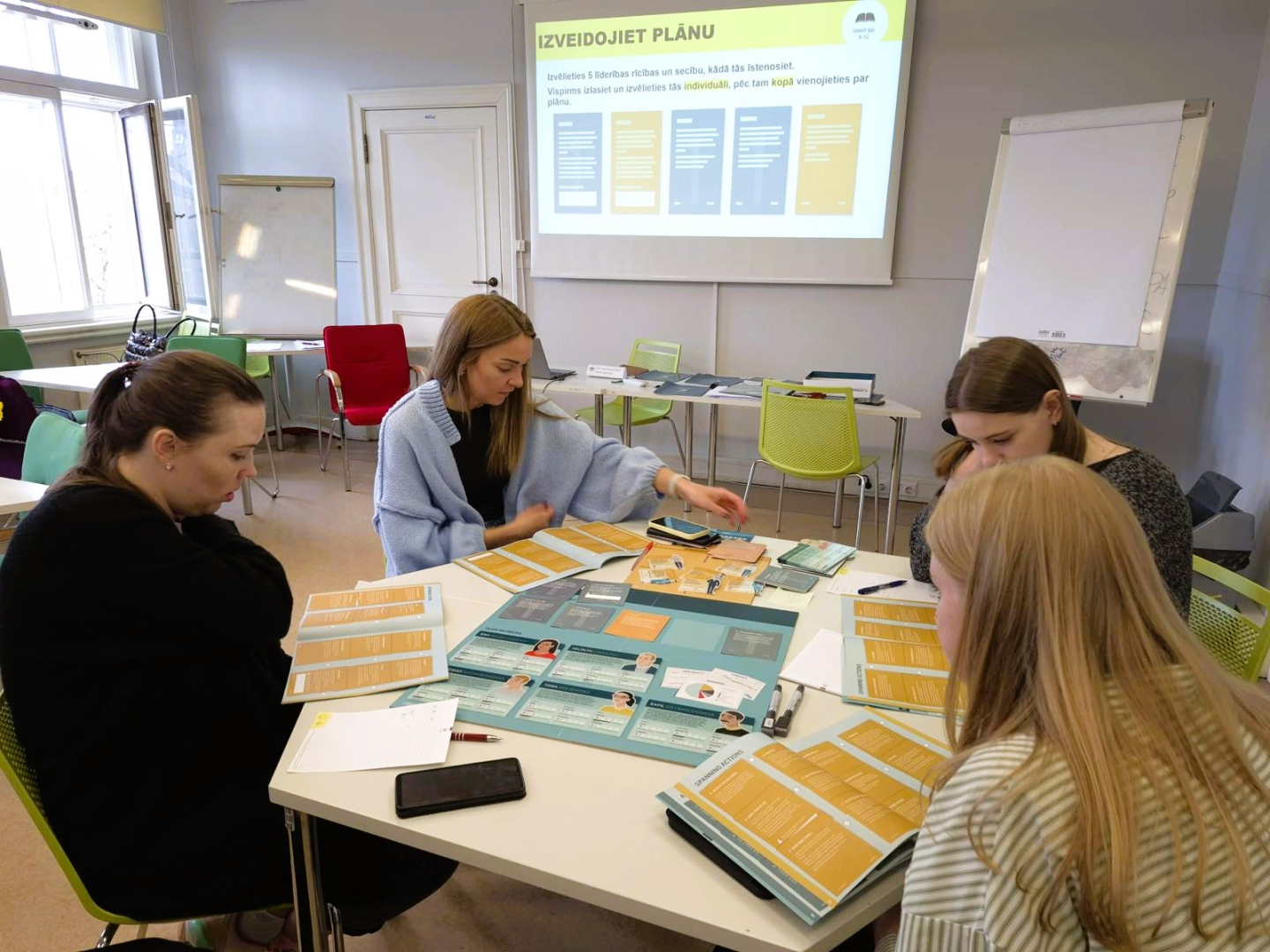 Mācību dalībnieki grupu darbā