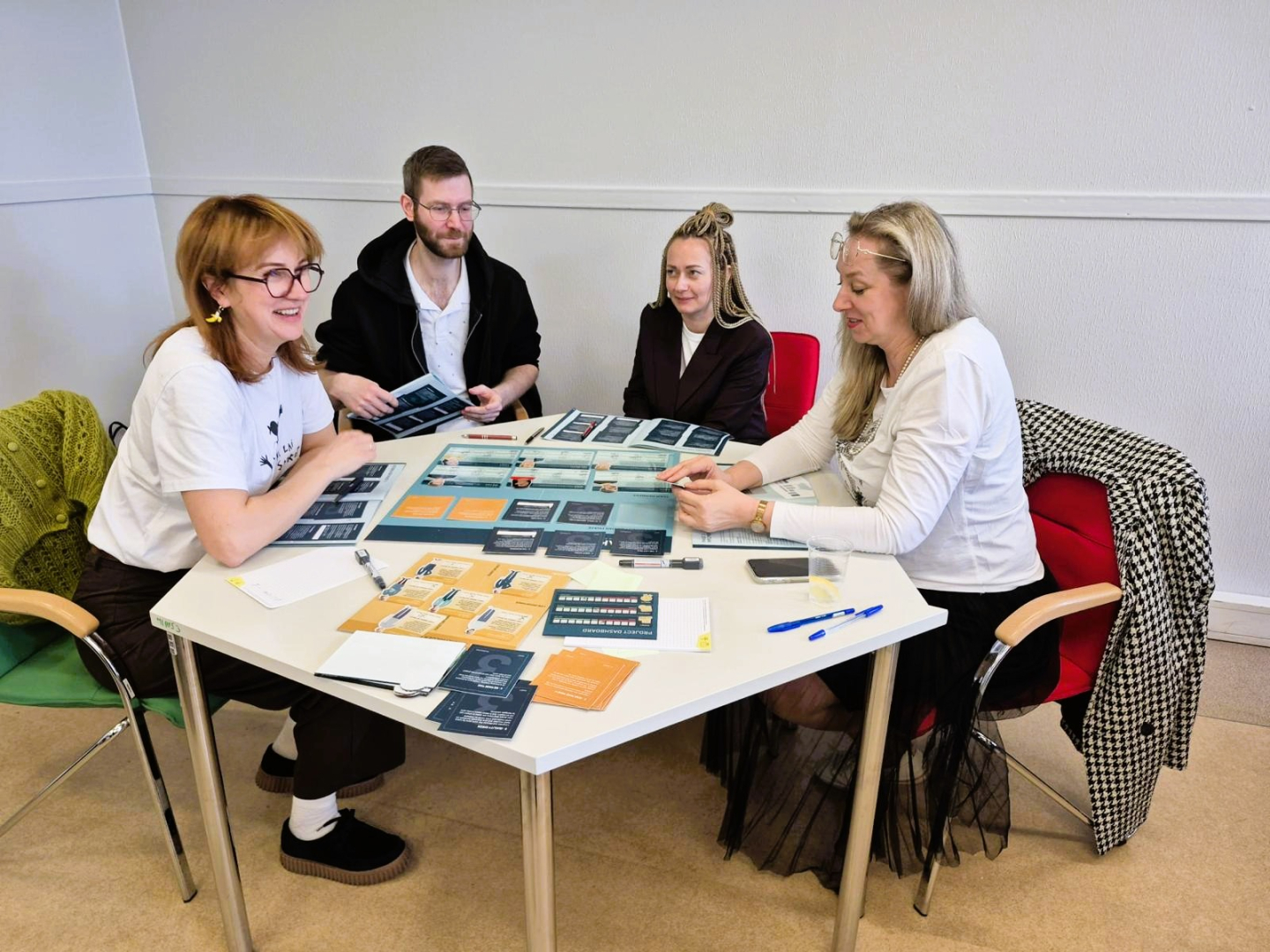 Mācību dalībnieki pie galdiņa