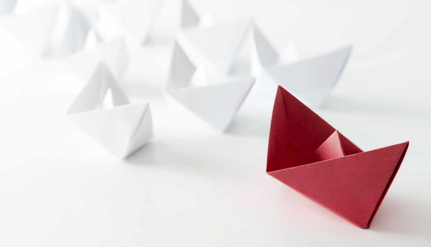 sarkani un balti papīra kuģīši