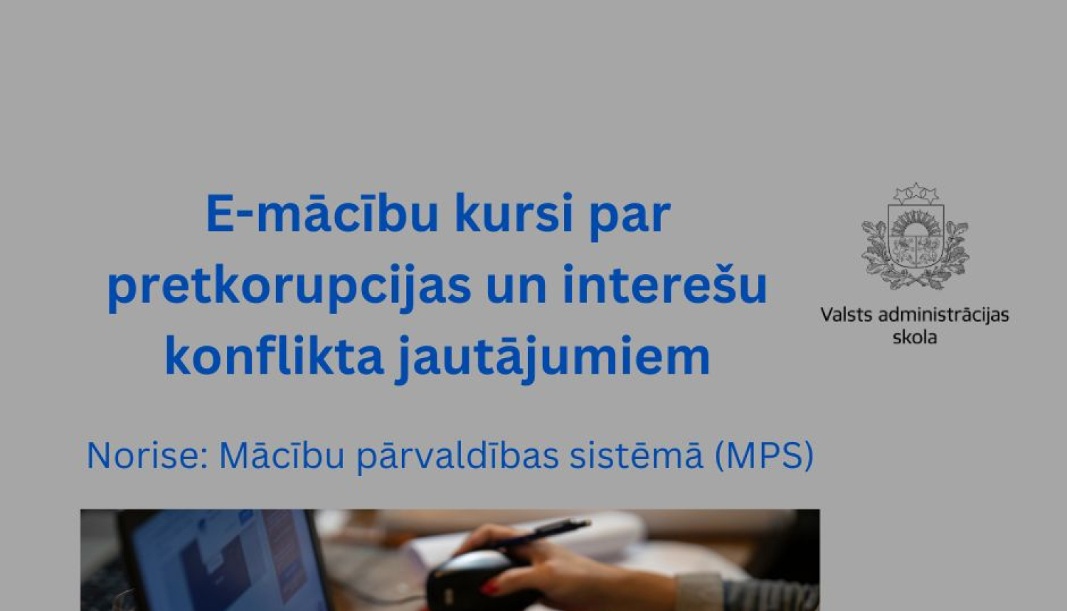 Persona strādā ar portotīvo datoru