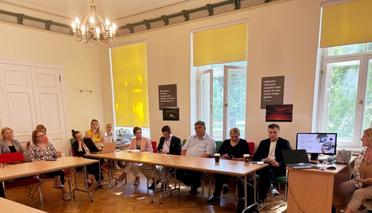 Mācību telpa ar dalībniekiem un pasniedzēju