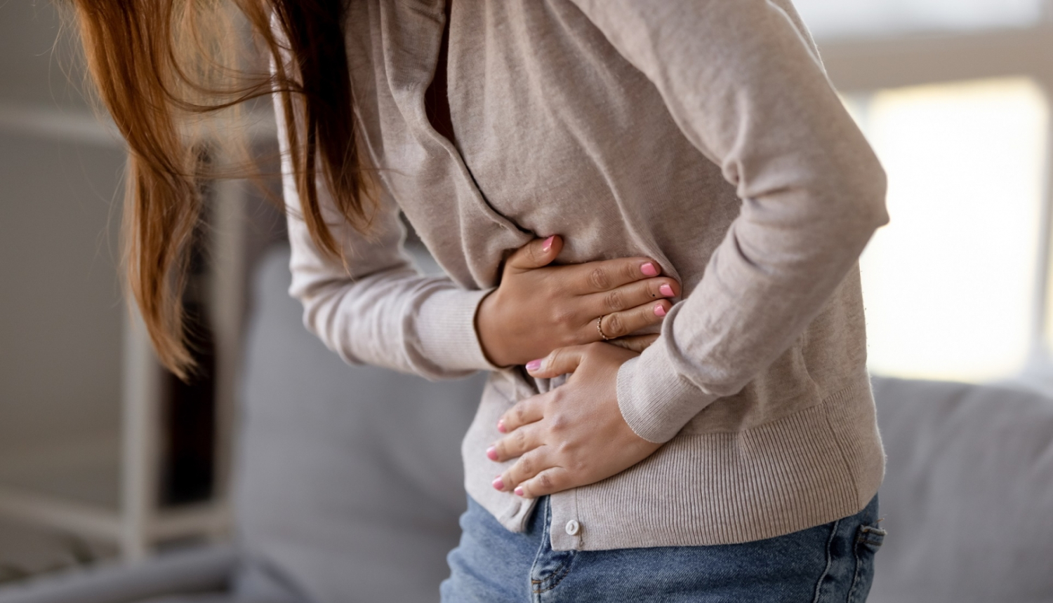 cilvēks ar vēdera sāpēm