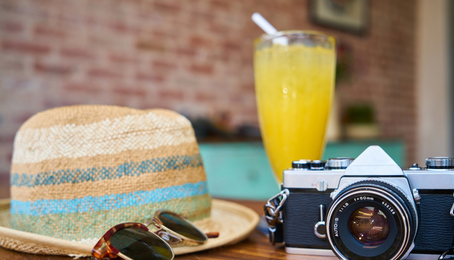 fotoaparāts, cepure, saulesbrilles