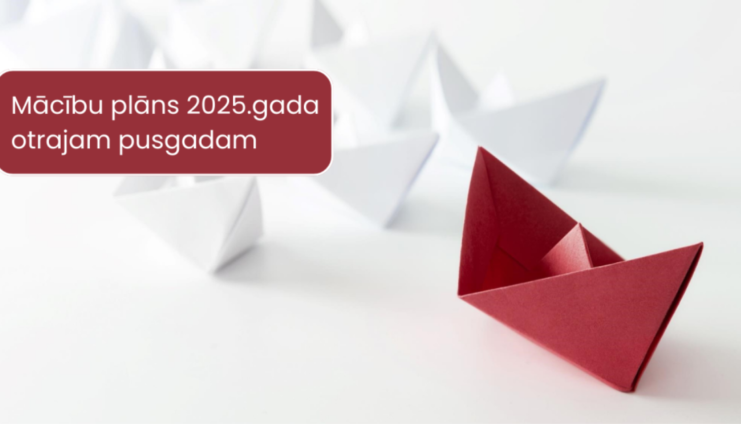 Attēlā uzraksts Mācību plāns 2025.gada otrajam pusgadam. Sarkans un balti papīra kuģīši.