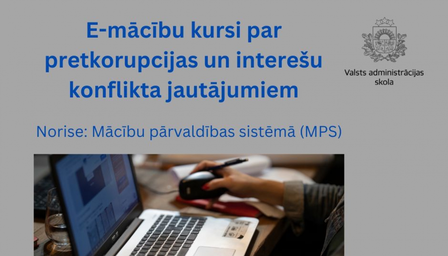 Persona strādā ar portotīvo datoru