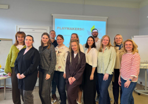 Mācību dalībnieku un pasniedzēja kopbilde mācību telpā