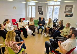 Mācību dalībnieki aplī